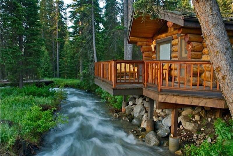 Cabin with a creek 